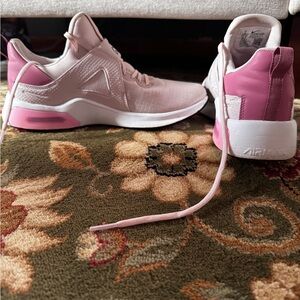 Women's Air Max Bella 5 Training Shoe. Size 8. Like new